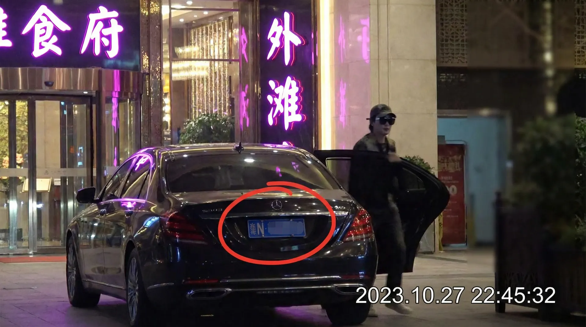 吃瓜黑料 - 豪车餐厅外被拍